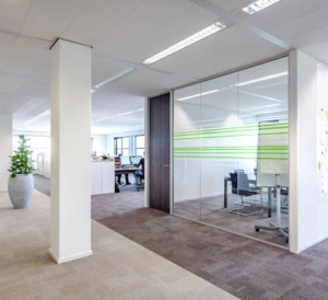 Modern kantoorinterieur met glazen vergaderruimte en open werkplekken aan de Contactweg.