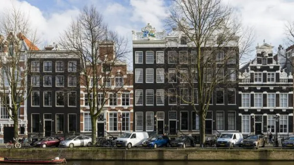 Rij monumentale grachtenpanden aan de Keizersgracht in Amsterdam, gezien vanaf de overzijde van het water.