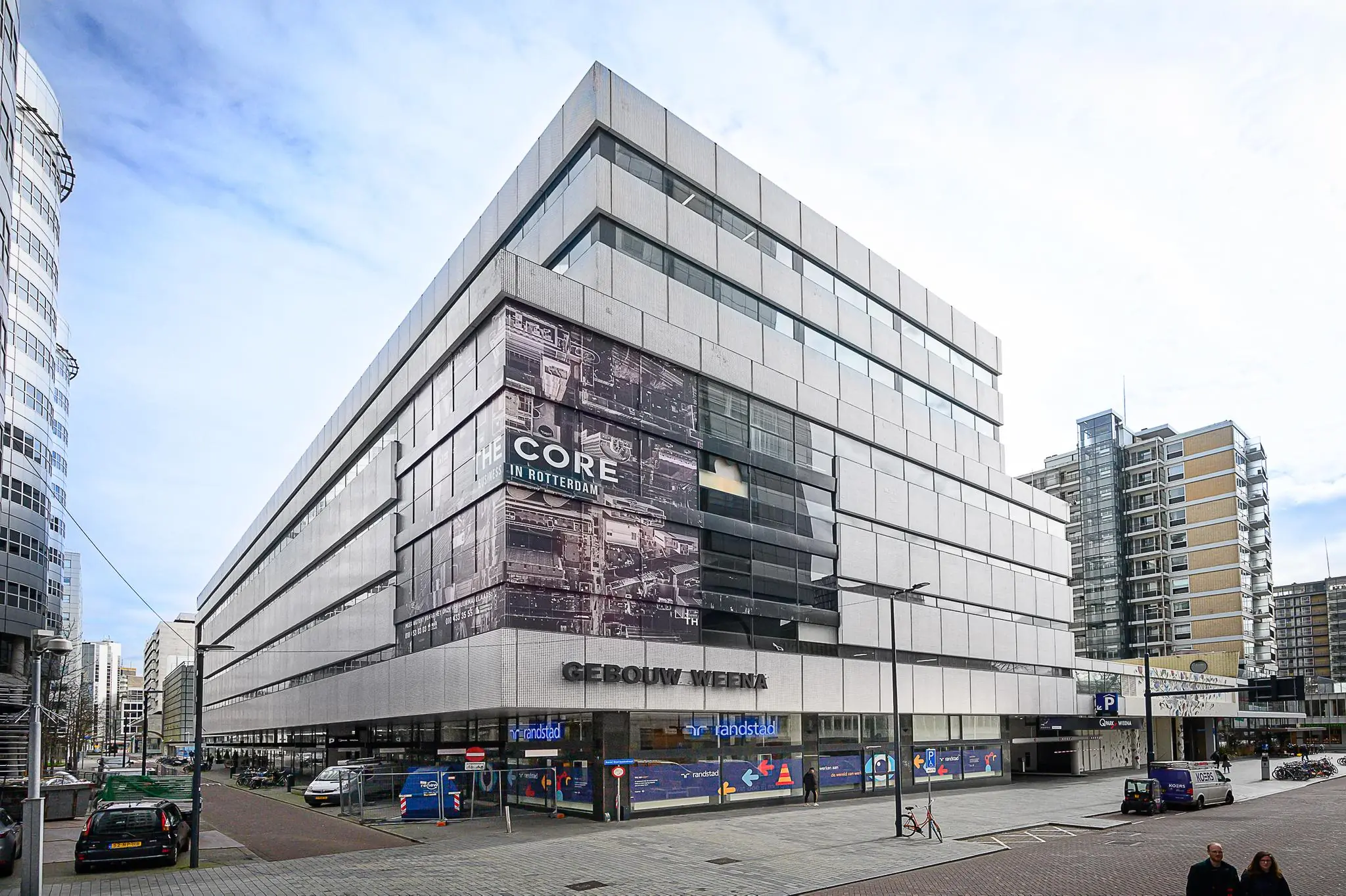 Kantoorgebouw Gebouw Weena in Rotterdam met grote gevelreclame voor "The Core".