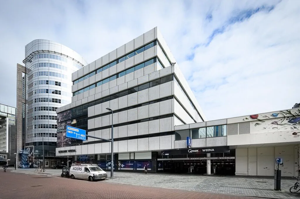 Kantoor- en parkeergebouw aan de Weena Zuid in Rotterdam met Q-Park Weena en moderne gevels.