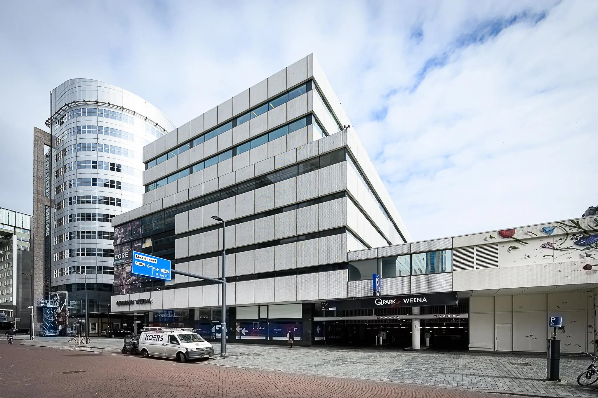 Kantoor- en parkeergebouw aan de Weena Zuid in Rotterdam met Q-Park Weena en moderne gevels.