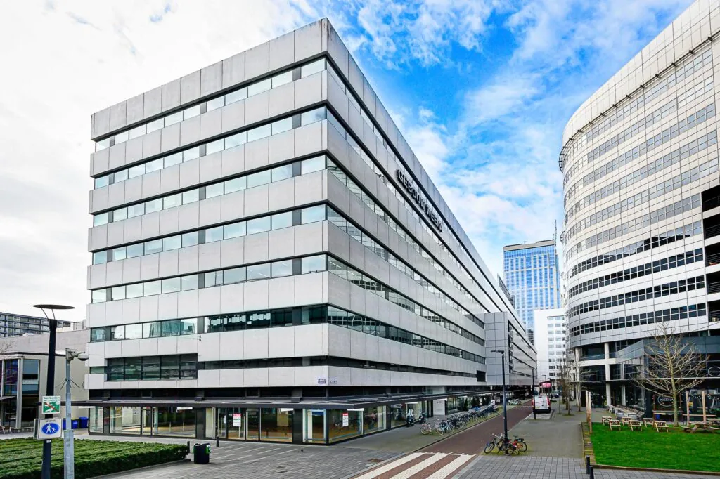 Kantoorgebouw "Gebouw Weena" aan de Weena-Zuid in Rotterdam, omringd door moderne hoogbouw.