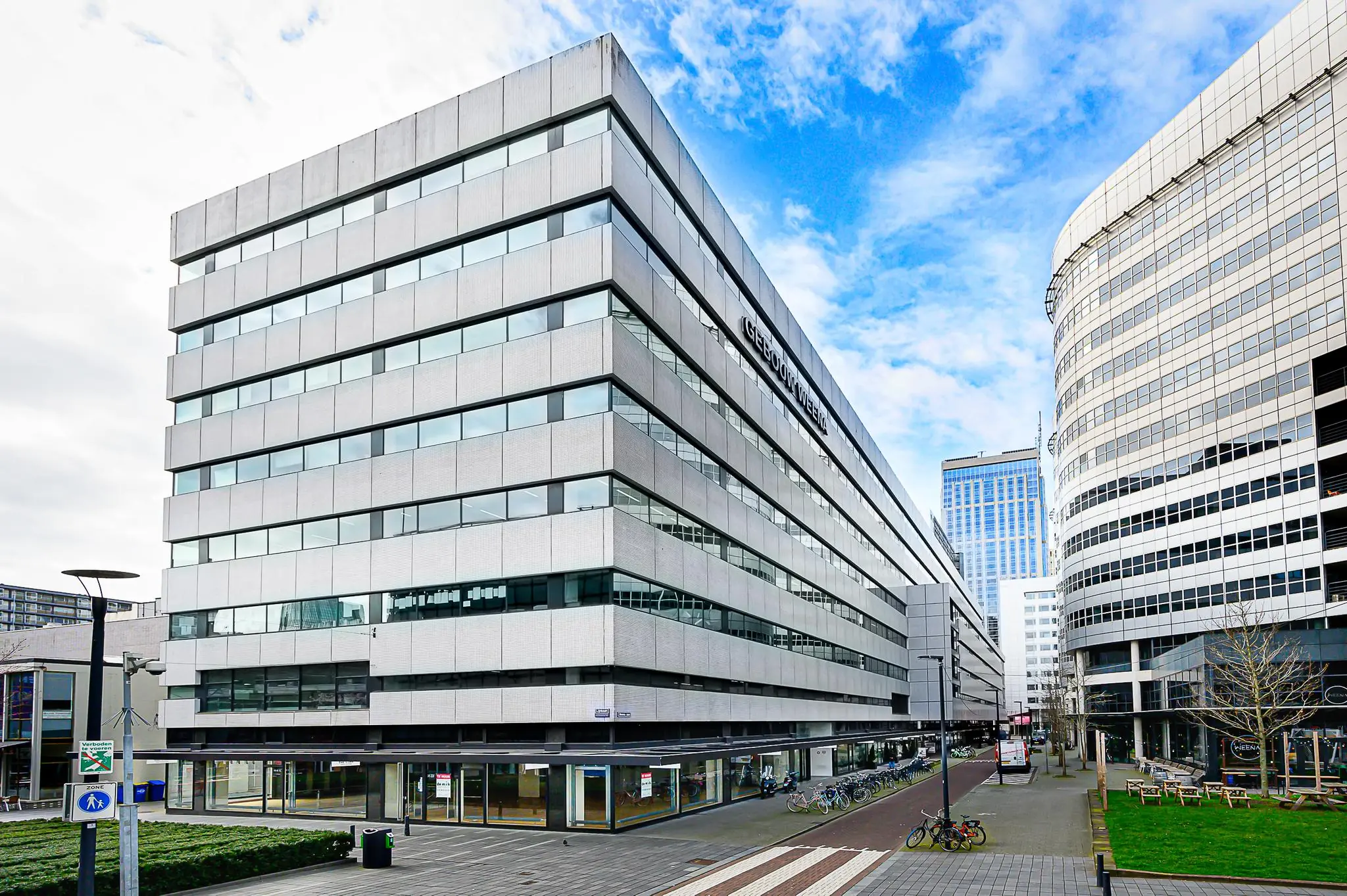 Kantoorgebouw "Gebouw Weena" aan de Weena-Zuid in Rotterdam, omringd door moderne hoogbouw.