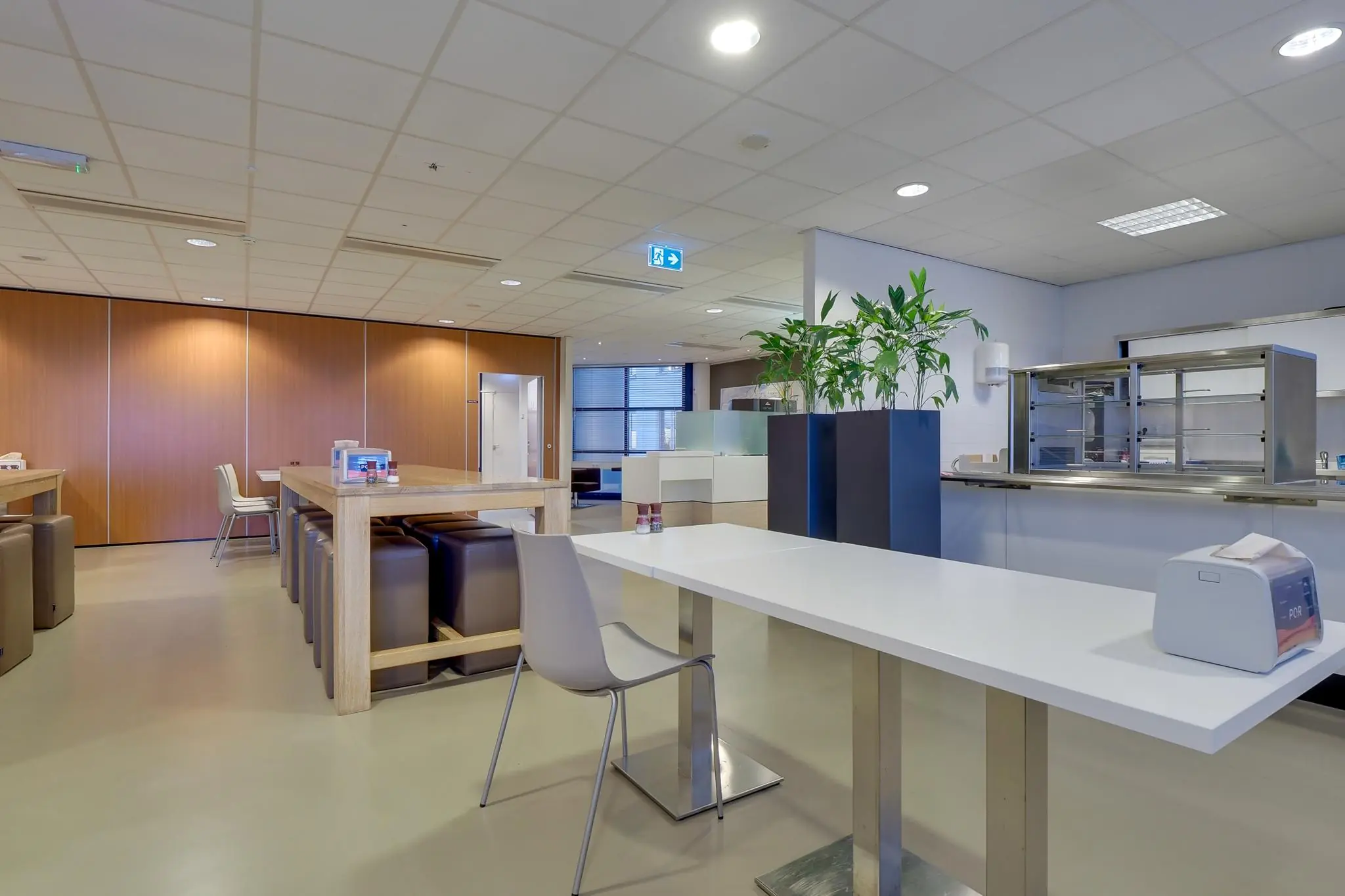 Moderne en nette kantineruimte in een bedrijfs- of zorginstelling aan de Rijnzathe.