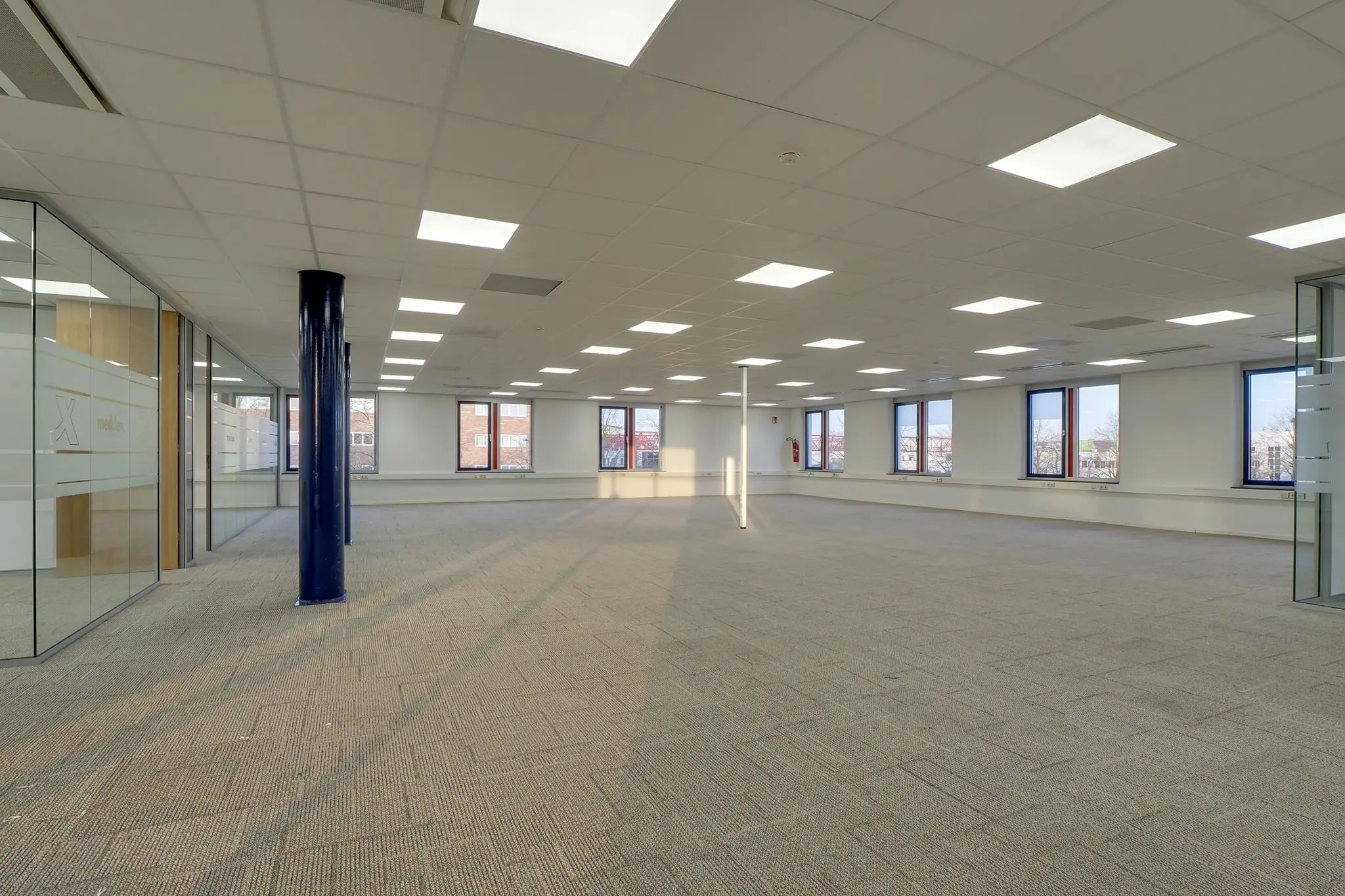 Lichte, ruime en moderne kantoorruimte aan de Rijnzathe met grote ramen en systeemplafond.