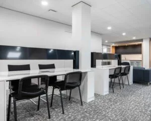 Modern ingerichte kantoorruimte met werkplekken en zitgedeelte aan de Hurksestraat 43 in Eindhoven.