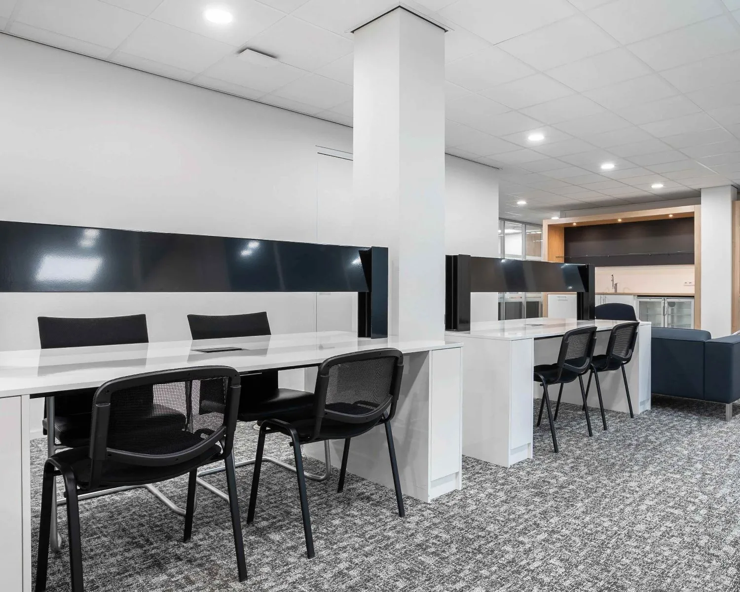 Modern ingerichte kantoorruimte met werkplekken en zitgedeelte aan de Hurksestraat 43 in Eindhoven.