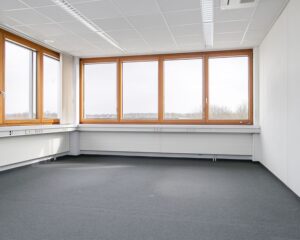 Lichte, lege kantoorruimte met grote ramen aan de Bolderweg 1 in Almere.