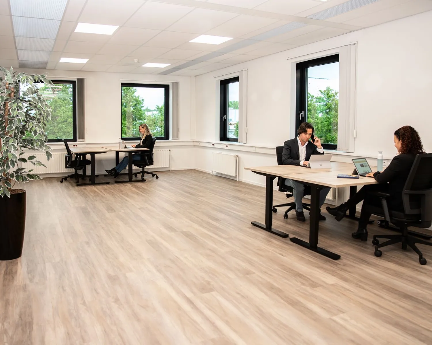 Moderne kantoorruimte aan de Bolderweg 2a in Almere met werkplekken en grote ramen.