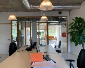 Moderne kantoorruimte met glazen wanden en werkplekken aan de Anthony Fokkerweg 21 in Amsterdam.
