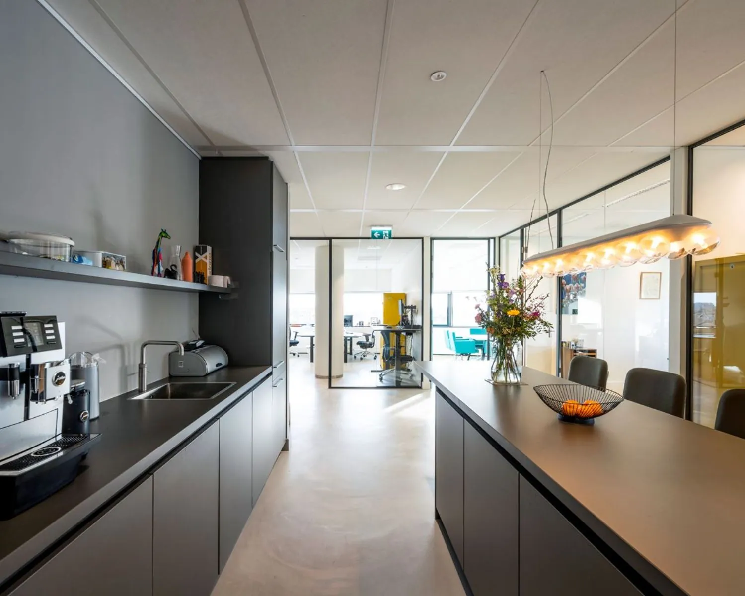 Moderne kantoorruimte met kitchenette en vergadertafel in Rietlandpark 301, Amsterdam.