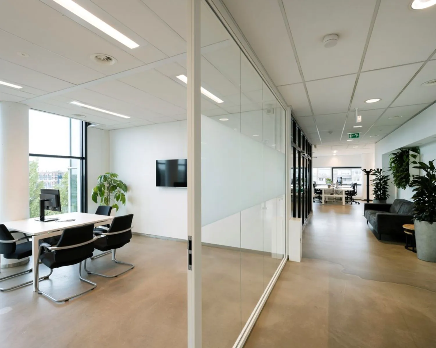 Moderne kantoorruimte in Rietlandpark 309-357 Amsterdam met vergaderruimte, werkplekken en veel daglicht.