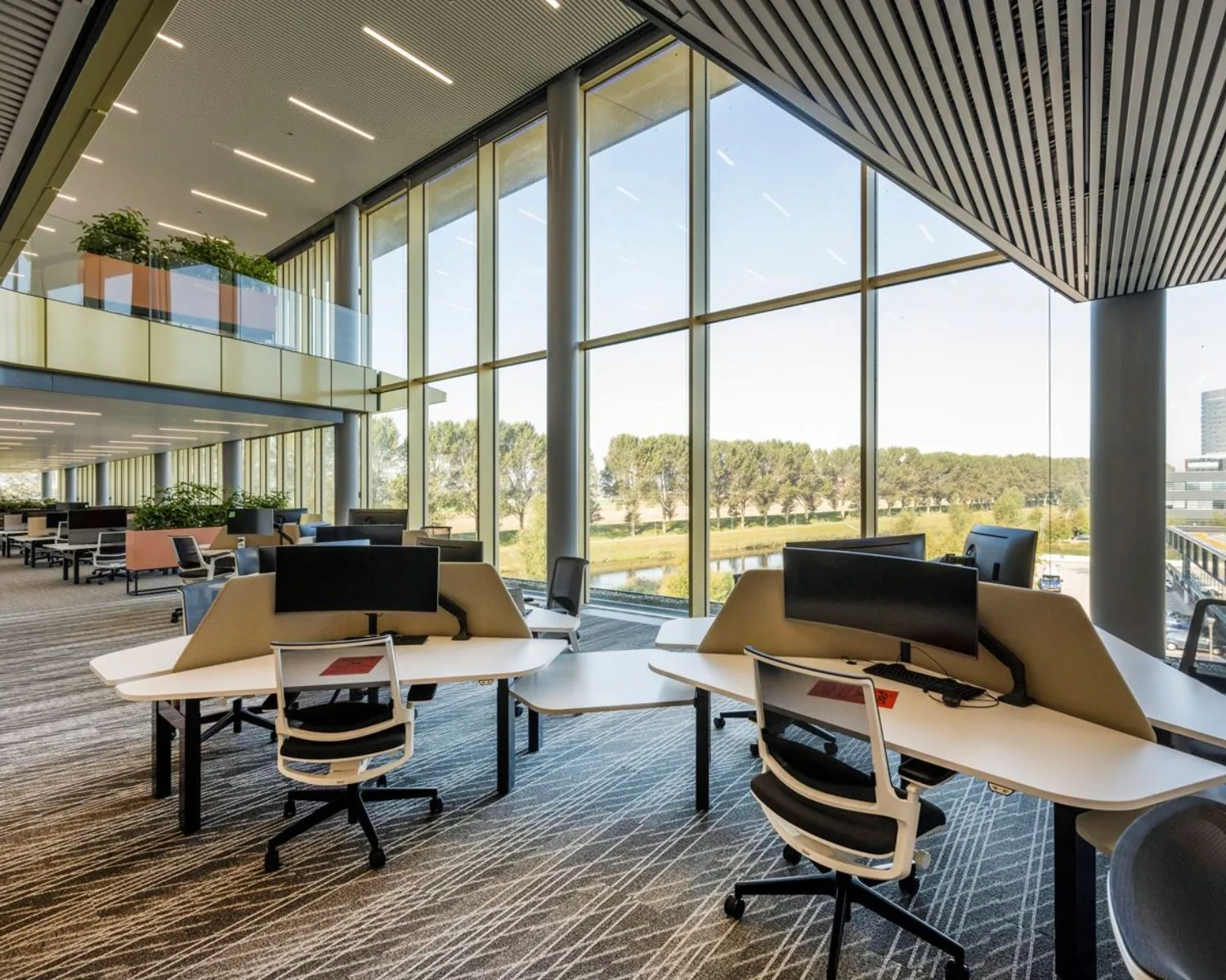 Moderne kantoorruimte met werkplekken en grote ramen aan de Taurusavenue 165 in Hoofddorp.