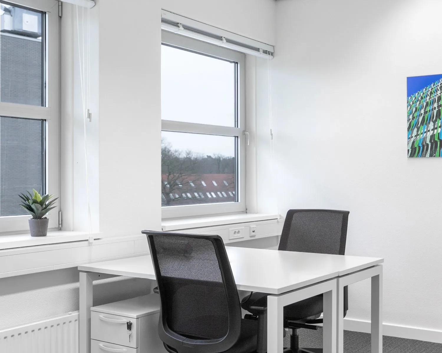 Moderne en lichte kantoorruimte met twee bureaustoelen in het Capitool 10 in Enschede.