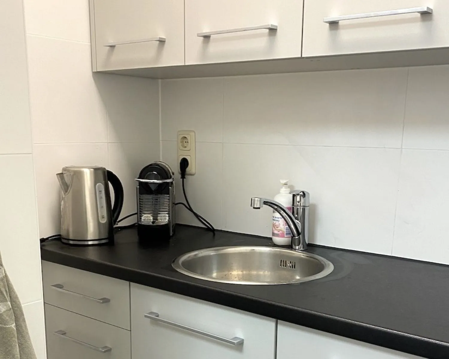 Keukenblok met wasbak, waterkoker en koffiemachine in een kantoorruimte aan de Kamerlingh Onnesweg 10 in Barendrecht.