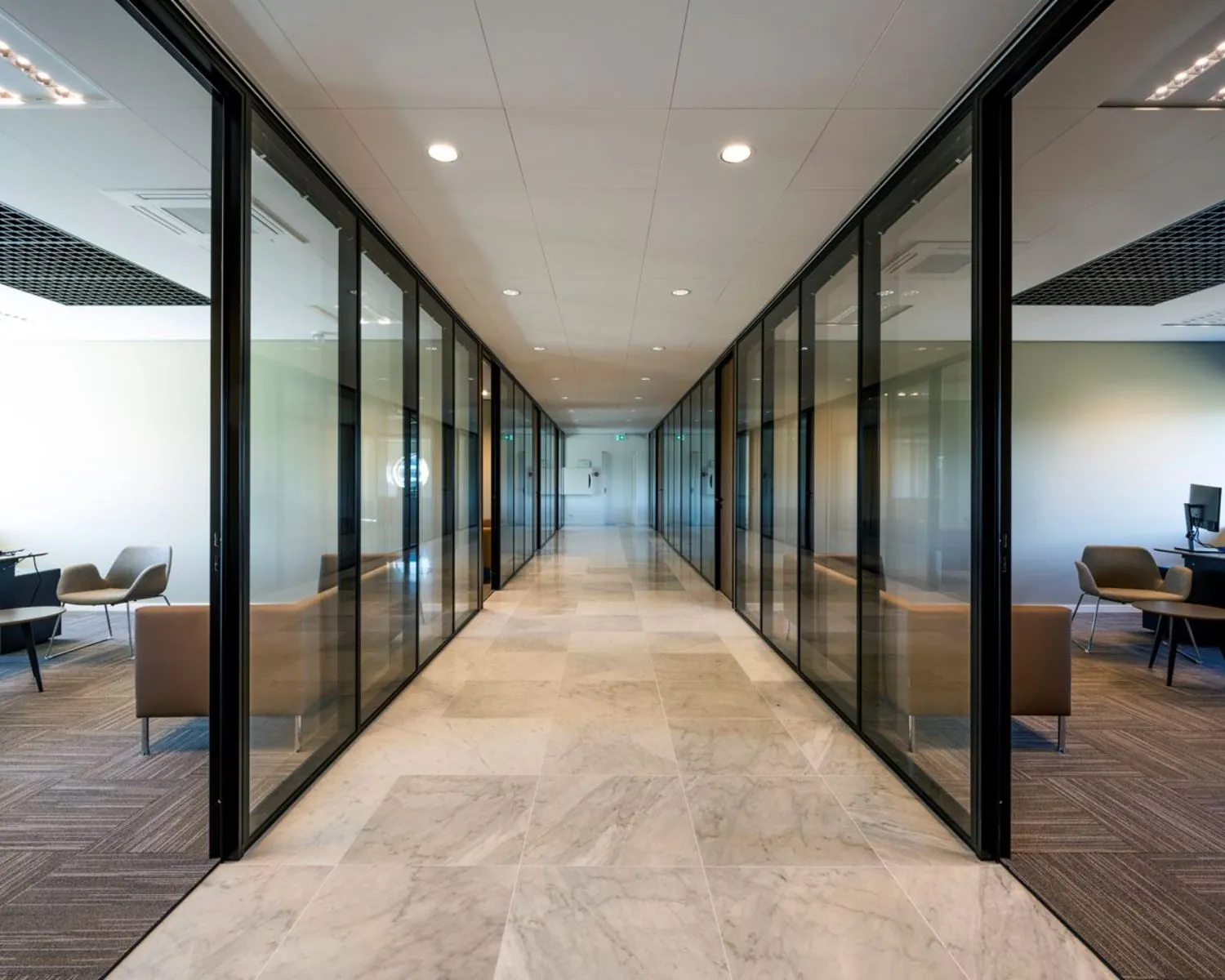 Lichte en moderne kantoorruimte met glazen wanden aan de Wegalaan 35 in Hoofddorp.