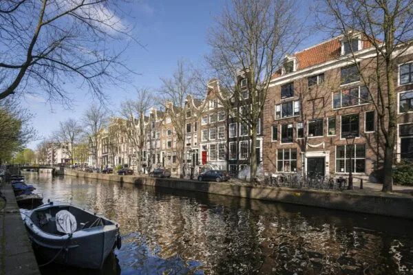 Gracht met aangemeerde bootjes en historische grachtenpanden aan de Leidsegracht in Amsterdam.