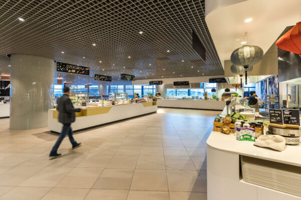 Moderne en ruime bedrijfsrestaurant op Weena met verschillende selfservice-eilanden en eetstations.
