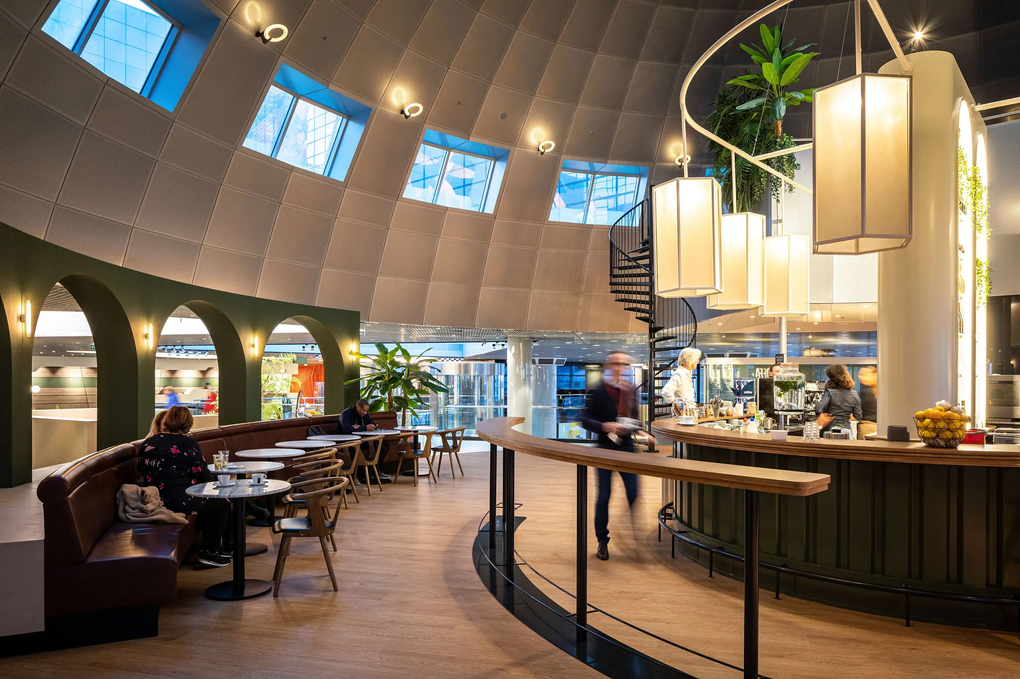 Moderne horecaruimte in kantoorgebouw Weena met opvallend ronde architectuur en centrale koffiebar.