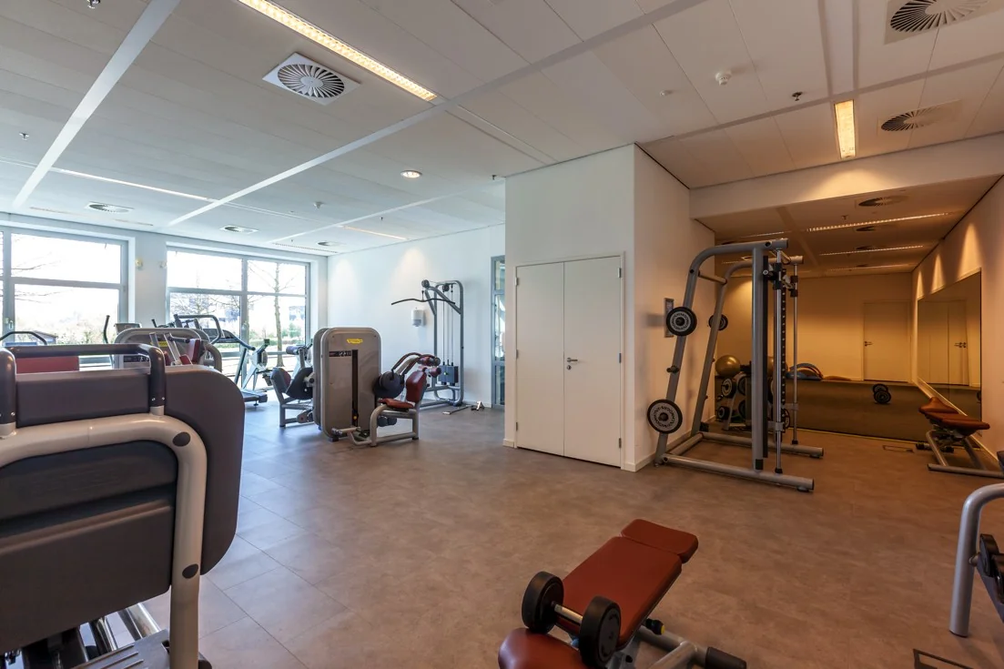 Moderne fitnessruimte aan de Orteliuslaan met verschillende kracht- en cardioapparaten.