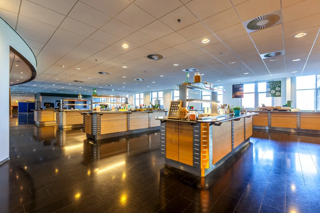 Modern bedrijfsrestaurant aan de Orteliuslaan met meerdere zelfbedieningsbuffetten en een lichte, open inrichting.