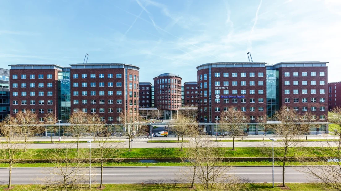 Kantoorgebouw aan de Orteliuslaan in Utrecht met gevels van baksteen en logo's van onder andere Accenture en Bristol Myers Squibb.