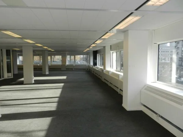 Leeg, modern kantoorpand aan de Westblaak met grote ramen en systeemplafond.