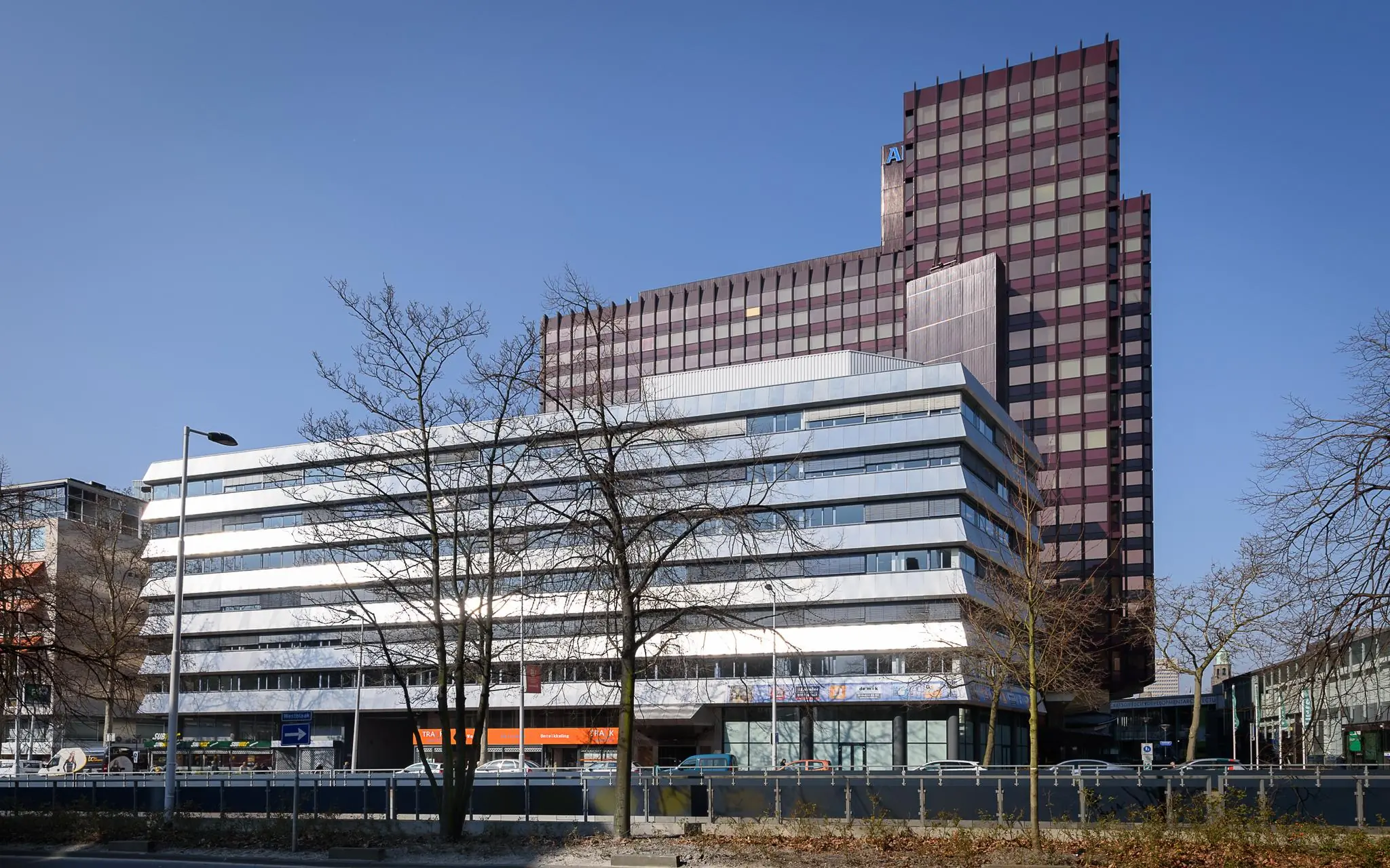 Kantoor- en winkelpand aan de Westblaak in Rotterdam met moderne en hoogbouwarchitectuur.