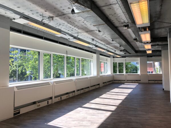 Lichte, lege kantoorruimte aan de Westblaak met grote ramen en industriële plafonds.