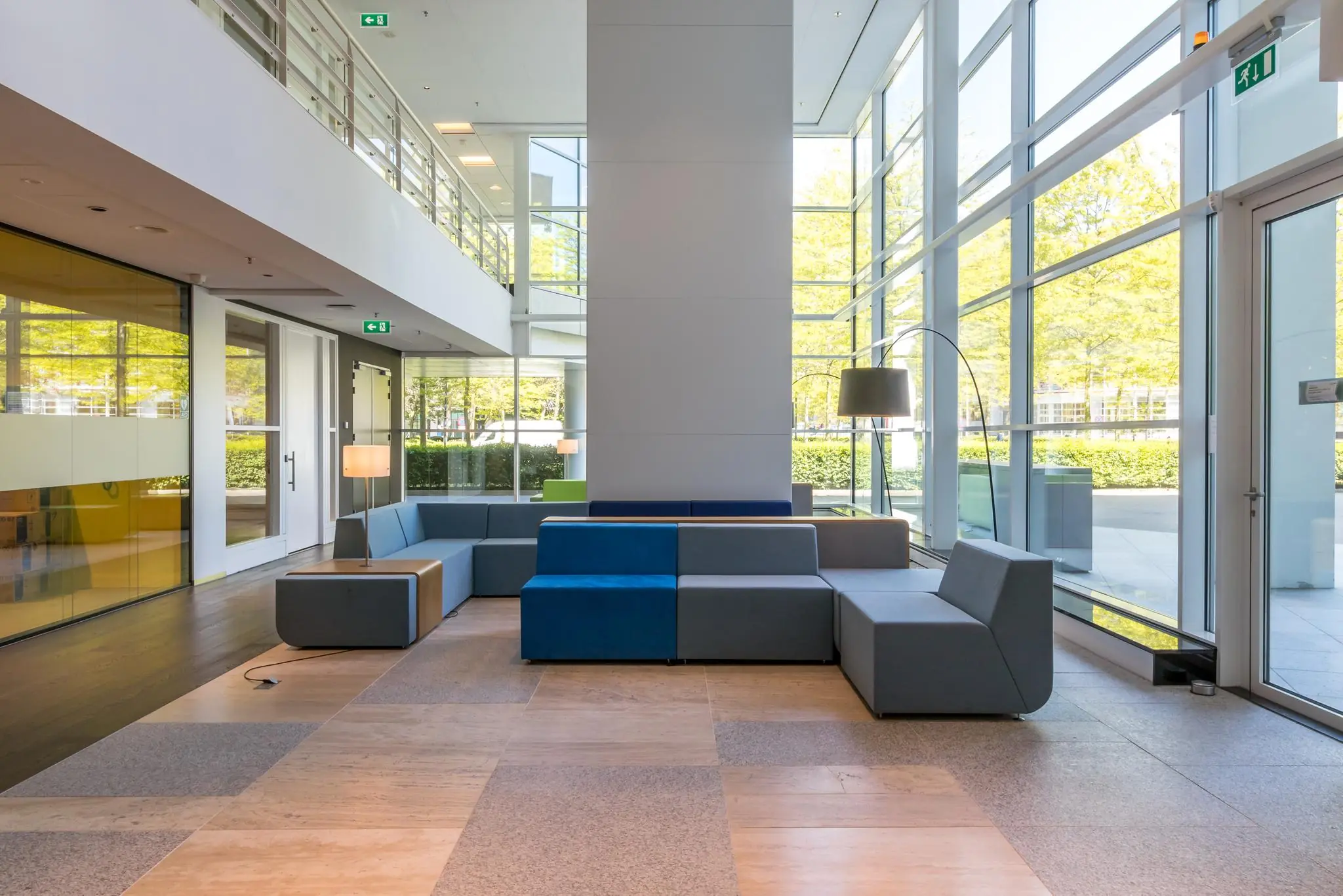 Modern ingerichte wachtruimte met kleurrijke modulaire zitbanken in een licht en ruim kantoorpand aan de Newtonlaan.