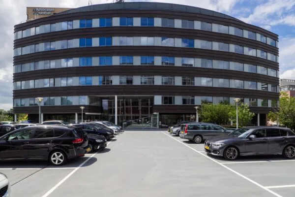 Kantoorpand aan de Euclideslaan met parkeerplaatsen op de voorgrond.