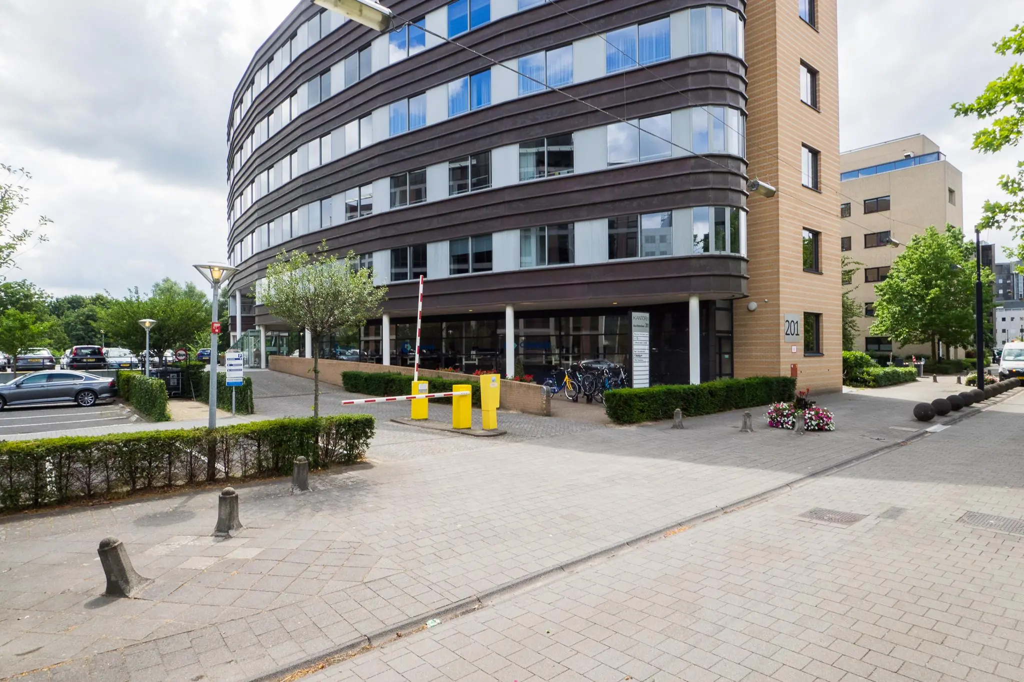 Kantoorgebouw aan de Euclideslaan 201 in Utrecht met parkeergarage en fietsenstalling.