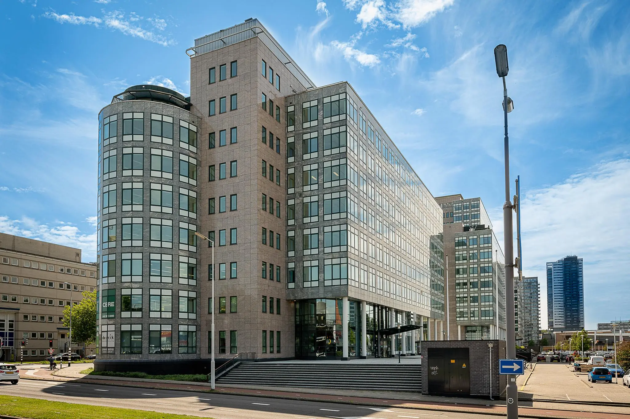 Modern kantoorgebouw aan de Watermanweg in Rotterdam met glazen gevels en een ronde hoektoren.