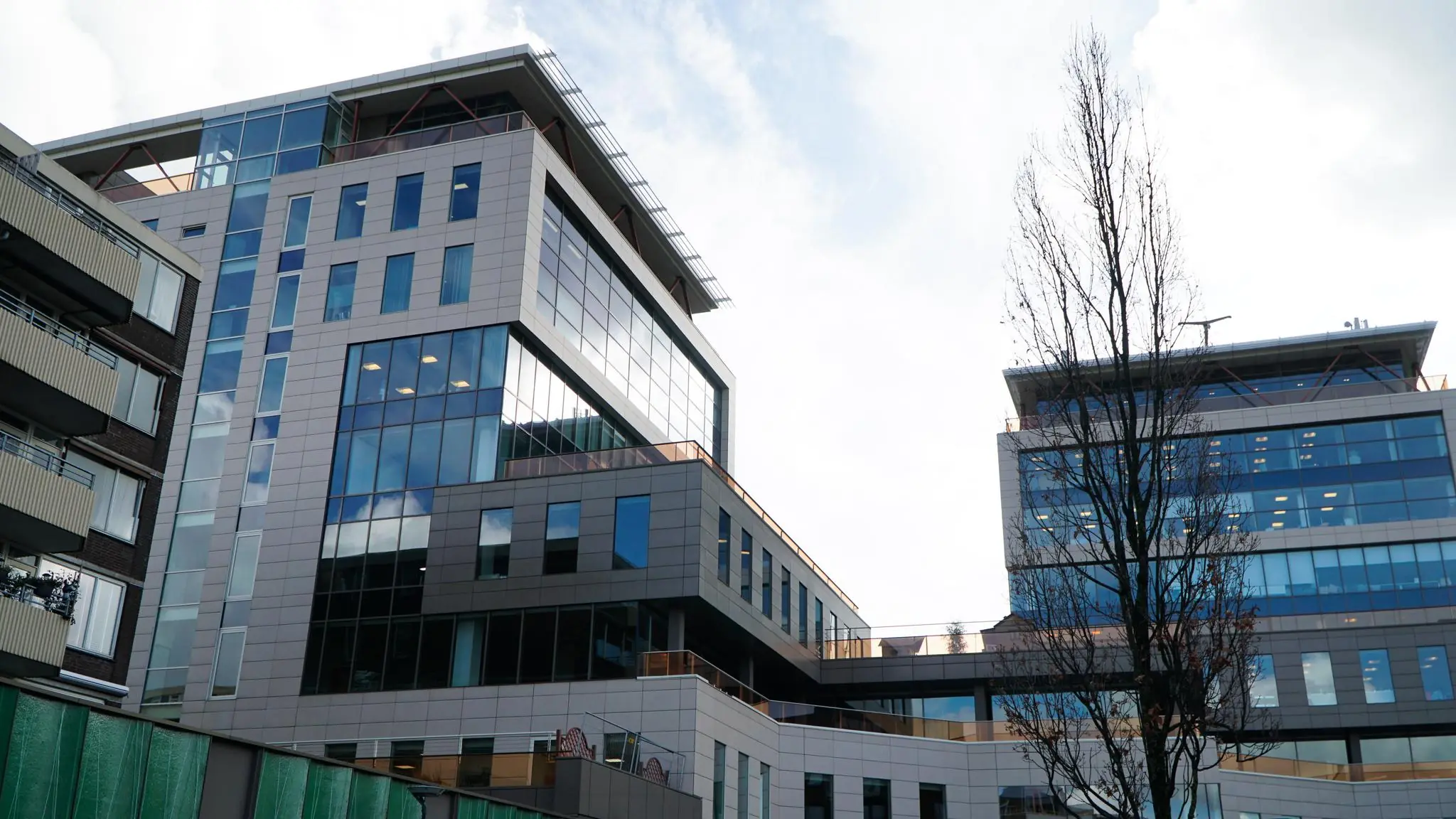 Modern kantoorgebouw aan het Bisonspoor in Maarssen met veel glas en strakke lijnen.