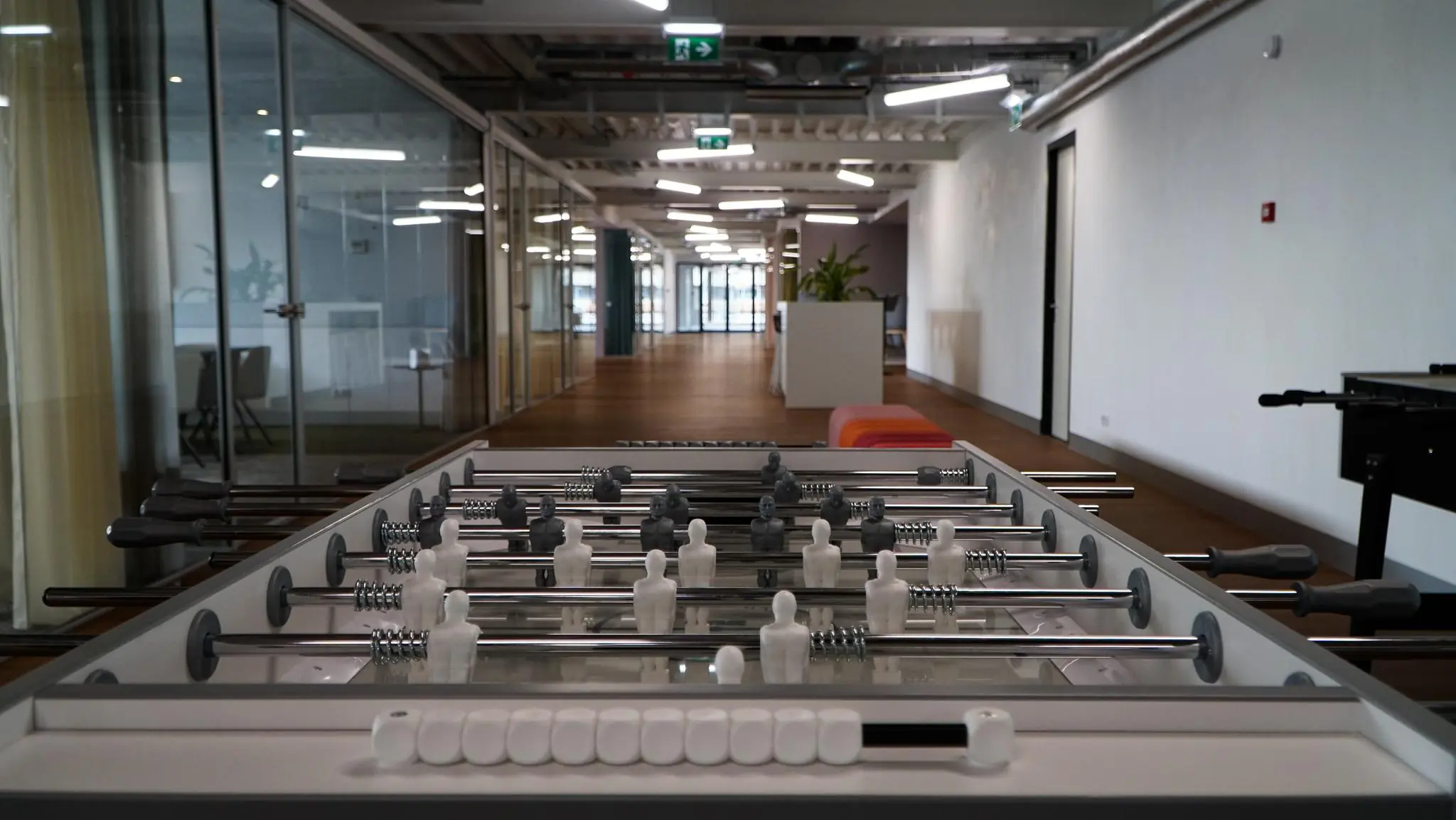 Tafelvoetbaltafel in een moderne kantoorruimte aan het Bisonspoor.