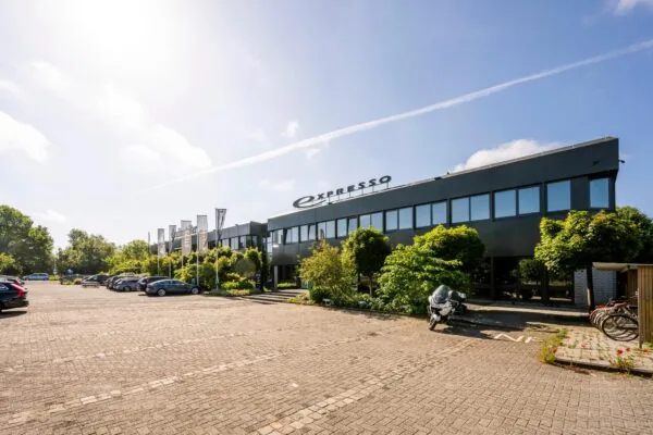 Zonovergoten parkeerterrein met het moderne kantoorgebouw van Expresso aan de Stammerhove.