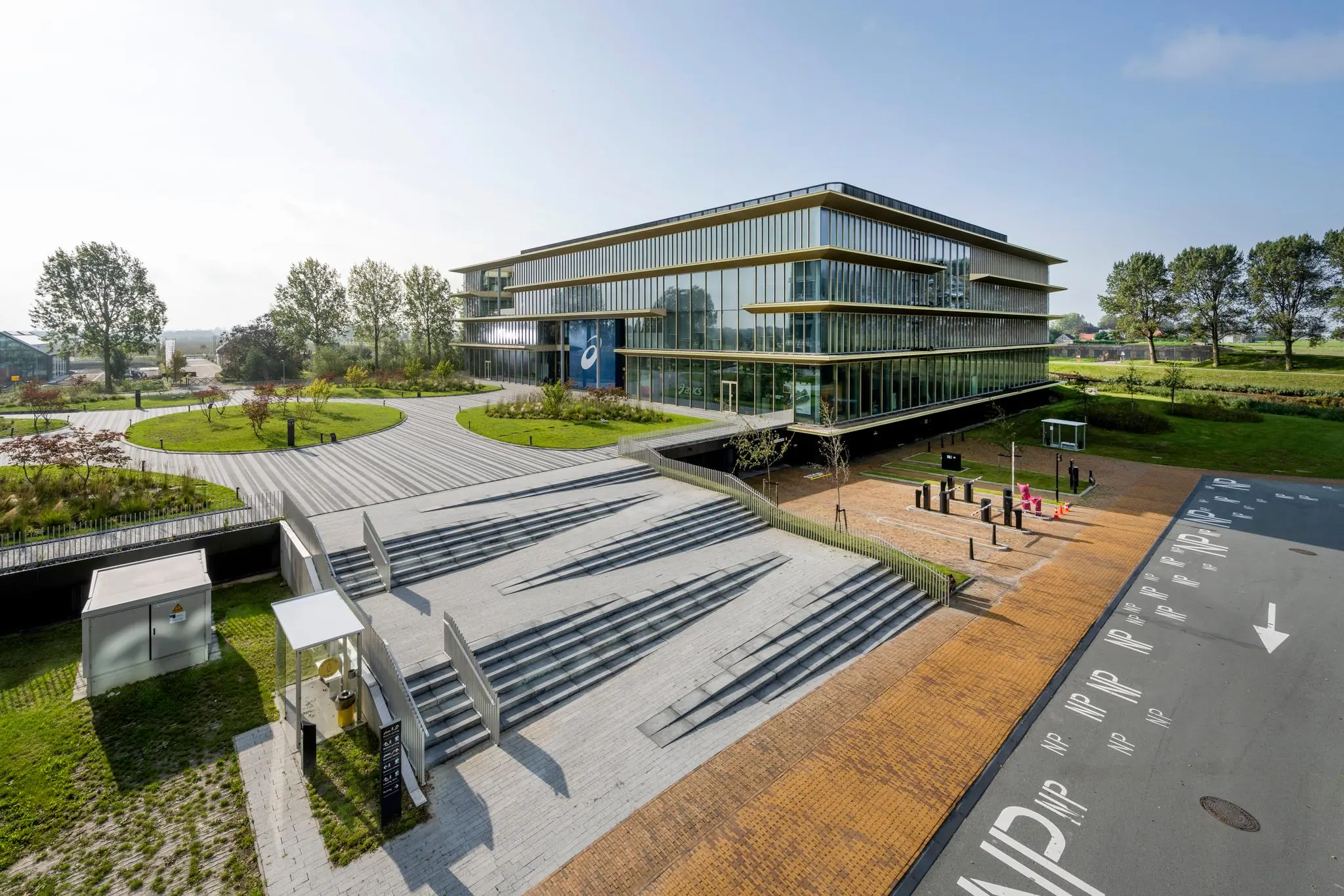 Modern kantoorgebouw aan de Taurusavenue met glazen gevel, ruime trappartij en groene omgeving.