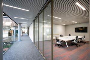 Moderne vergaderruimte met glazen wanden in een kantoor aan Taurusavenue.