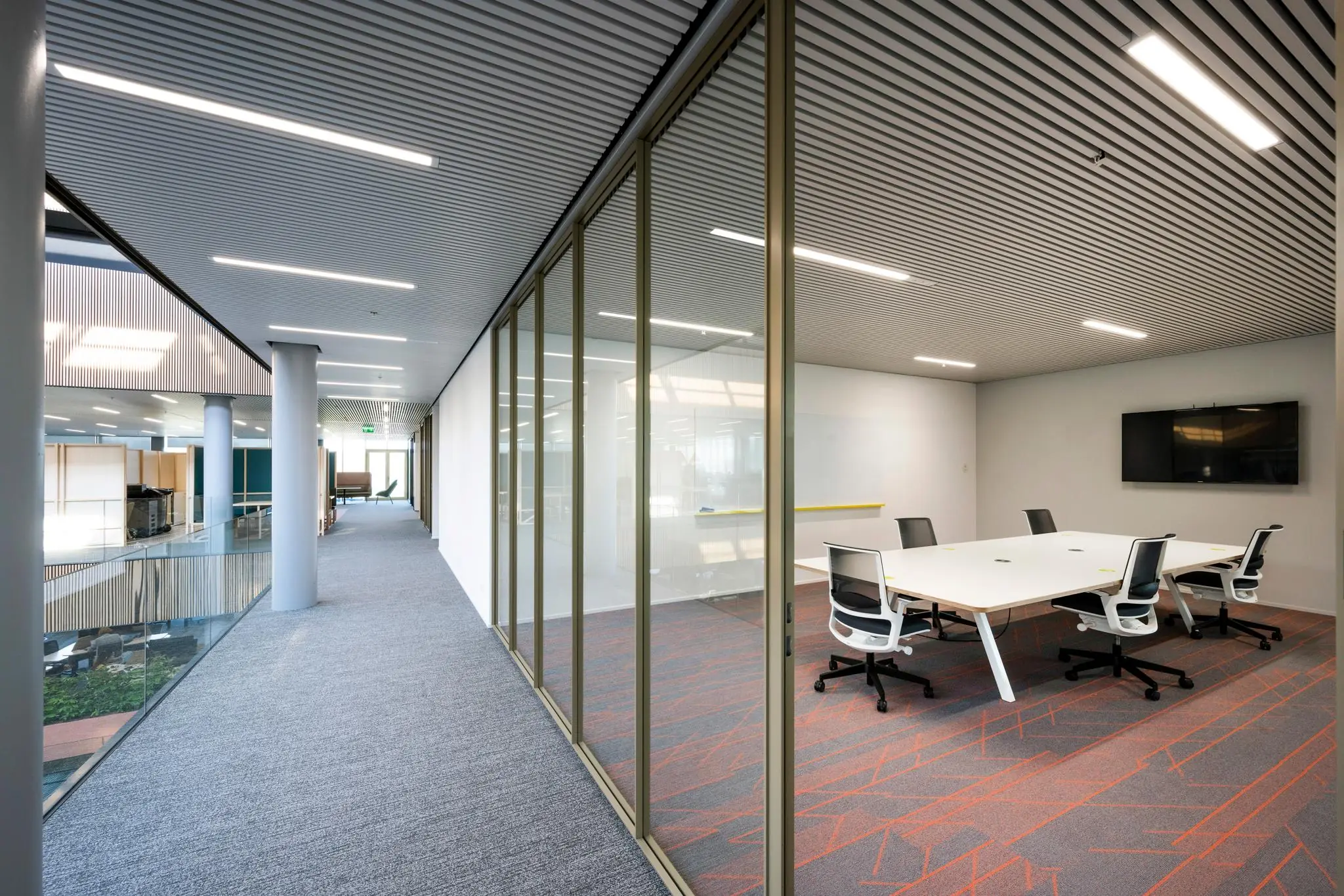 Moderne vergaderruimte met glazen wanden in een kantoor aan Taurusavenue.