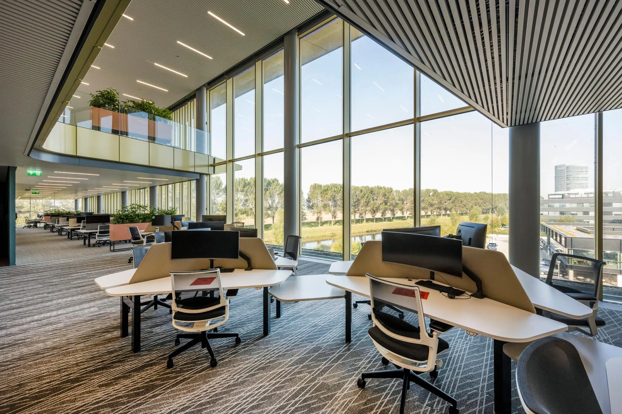 Moderne en open kantoorruimte aan Taurusavenue met grote ramen en uitzicht op groen.