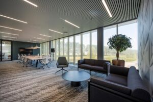 Moderne kantoorruimte aan Taurusavenue met vergadertafel, zithoek en grote raampartijen met uitzicht op groen landschap.