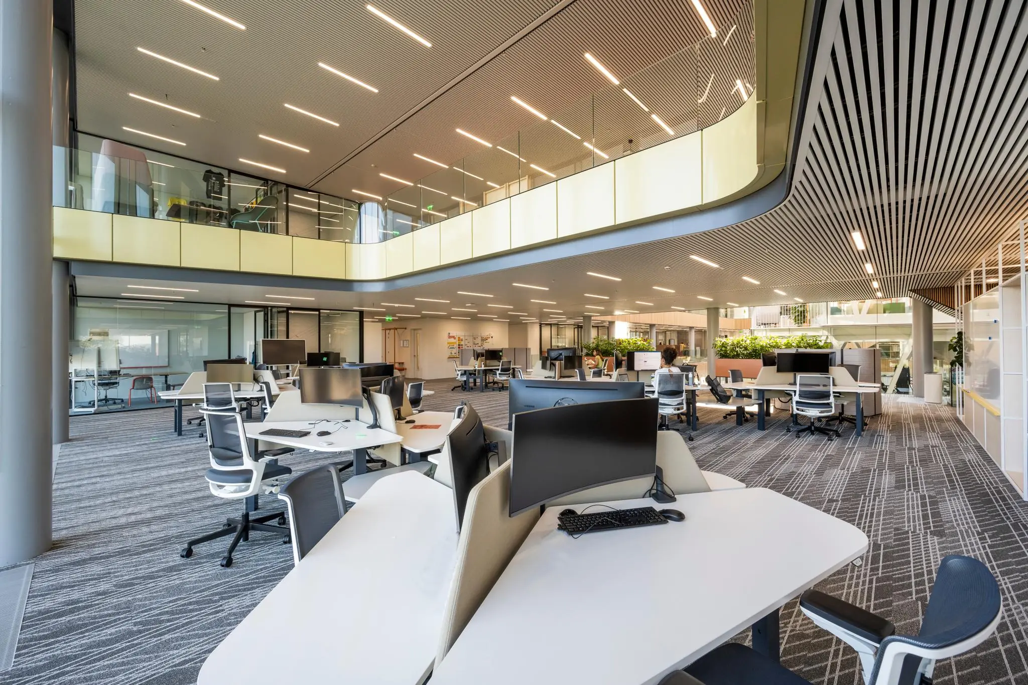 Moderne open kantoorruimte in Taurusavenue met flexibele werkplekken en veel daglicht.