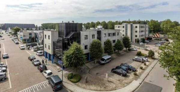 Kantoorpand aan de Corkstraat met parkeerplaatsen en omliggende bedrijven in een bedrijventerrein.