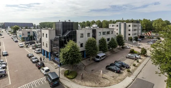 Kantoorpand aan de Corkstraat met parkeerplaatsen en omliggende bedrijven in een bedrijventerrein.