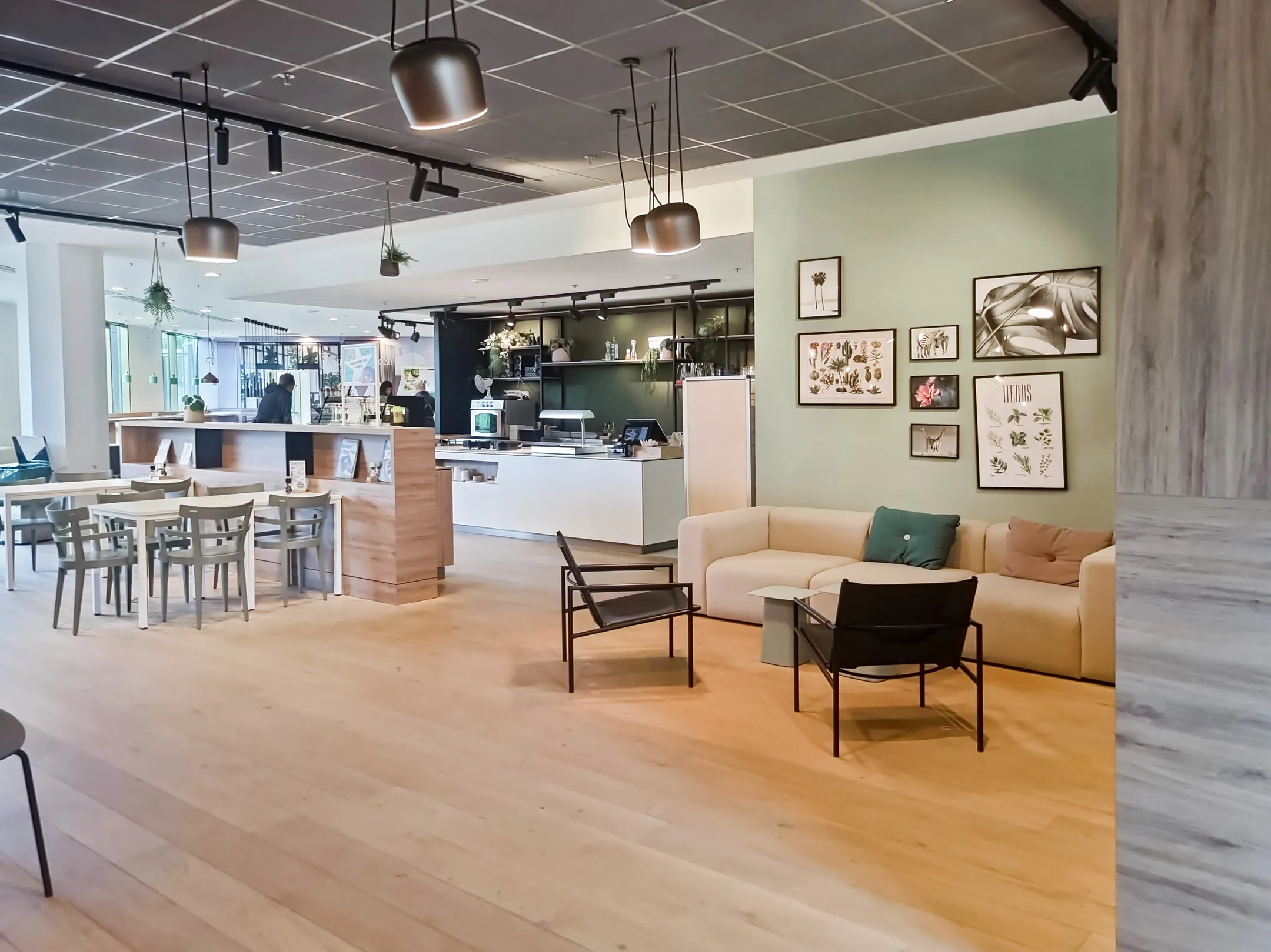 Een moderne koffiebar met een open zitruimte en een stijlvolle inrichting.