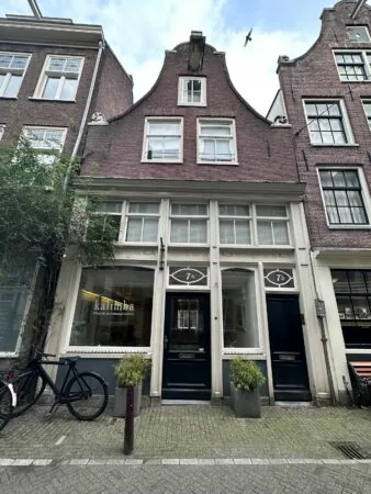 Voorgevel van een oud Amsterdams grachtenpand met de ingang van massagepraktijk Kalimba op nummer 7A.