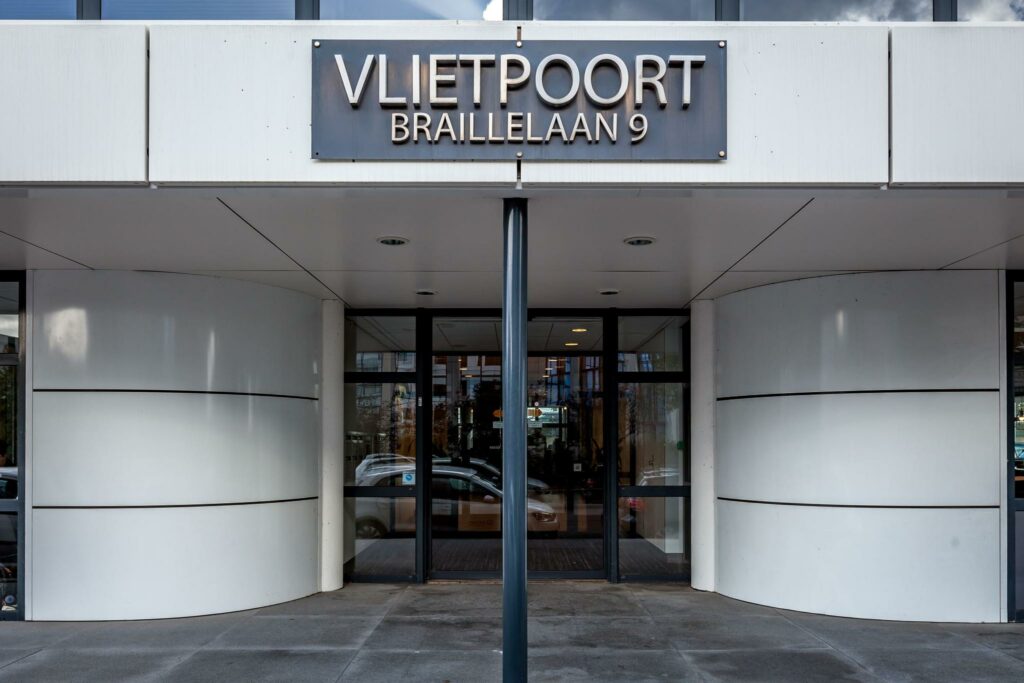 Ingang van het kantoorgebouw Vlietpoort aan de Braillelaan 9.