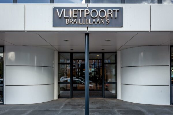 Ingang van het kantoorgebouw Vlietpoort aan de Braillelaan 9.