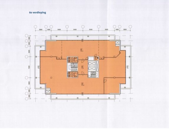 Plattegrond van de zesde verdieping van een kantoorgebouw aan de Braillelaan, met centrale trappenhuizen, liften en omliggende kantoorruimtes.