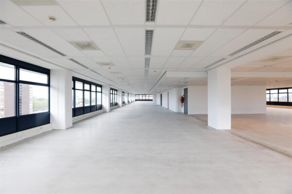 Licht en ruim leeg kantoorpand aan het Bogaardplein met grote ramen en systeemplafond.